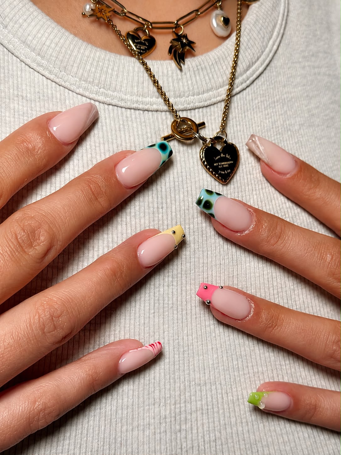 Zartes Nageldesign mit goldenen Details