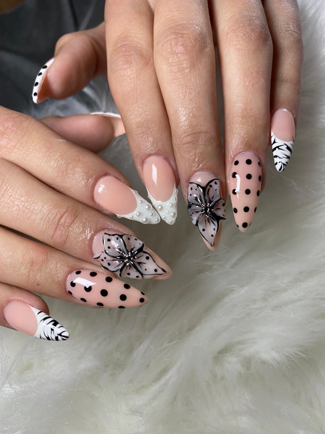 Handgemalte Blumen und Polka Dots