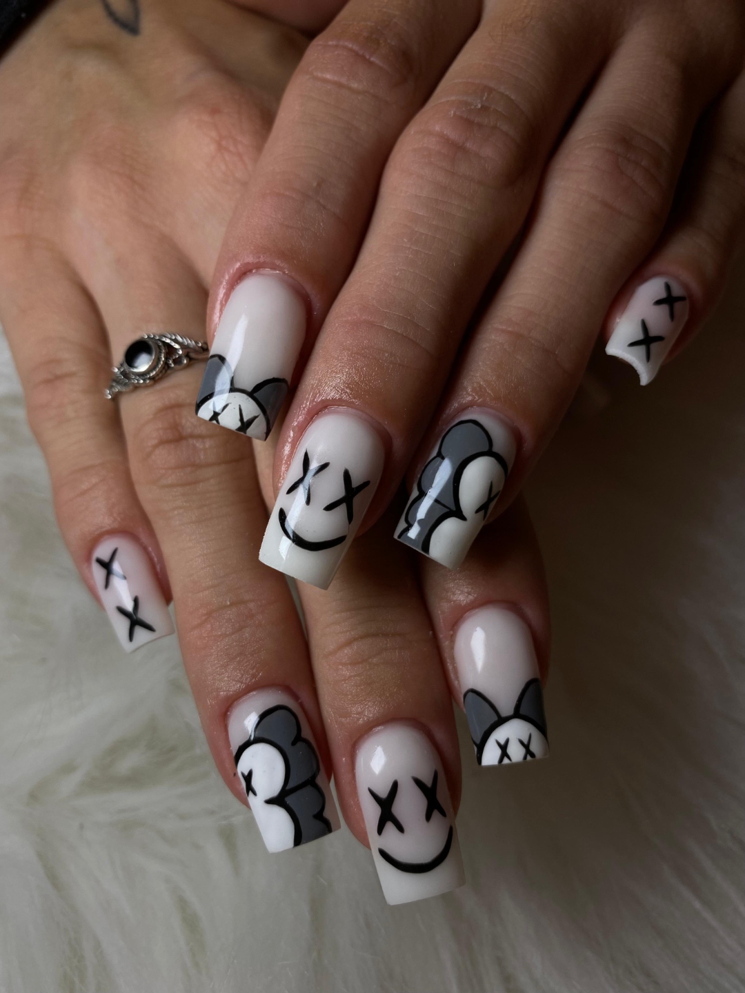 Statement Nageldesign mit Smiley und Cloud-Motiven