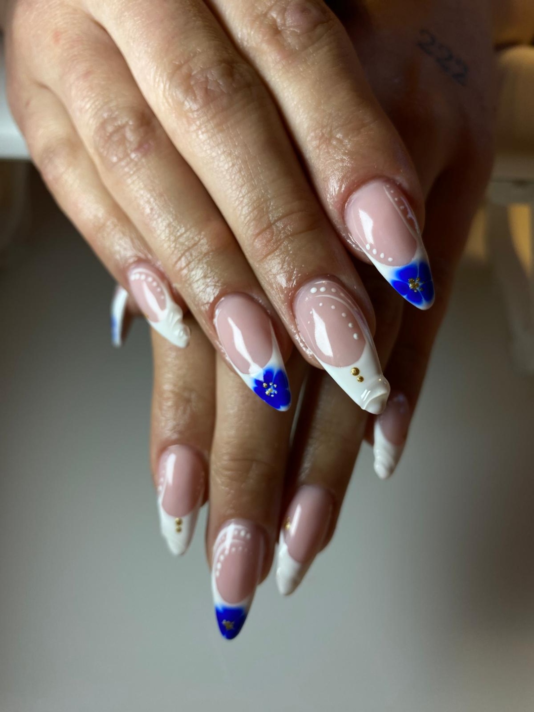 French mit dezenten Punkten und blauen Blumendetails